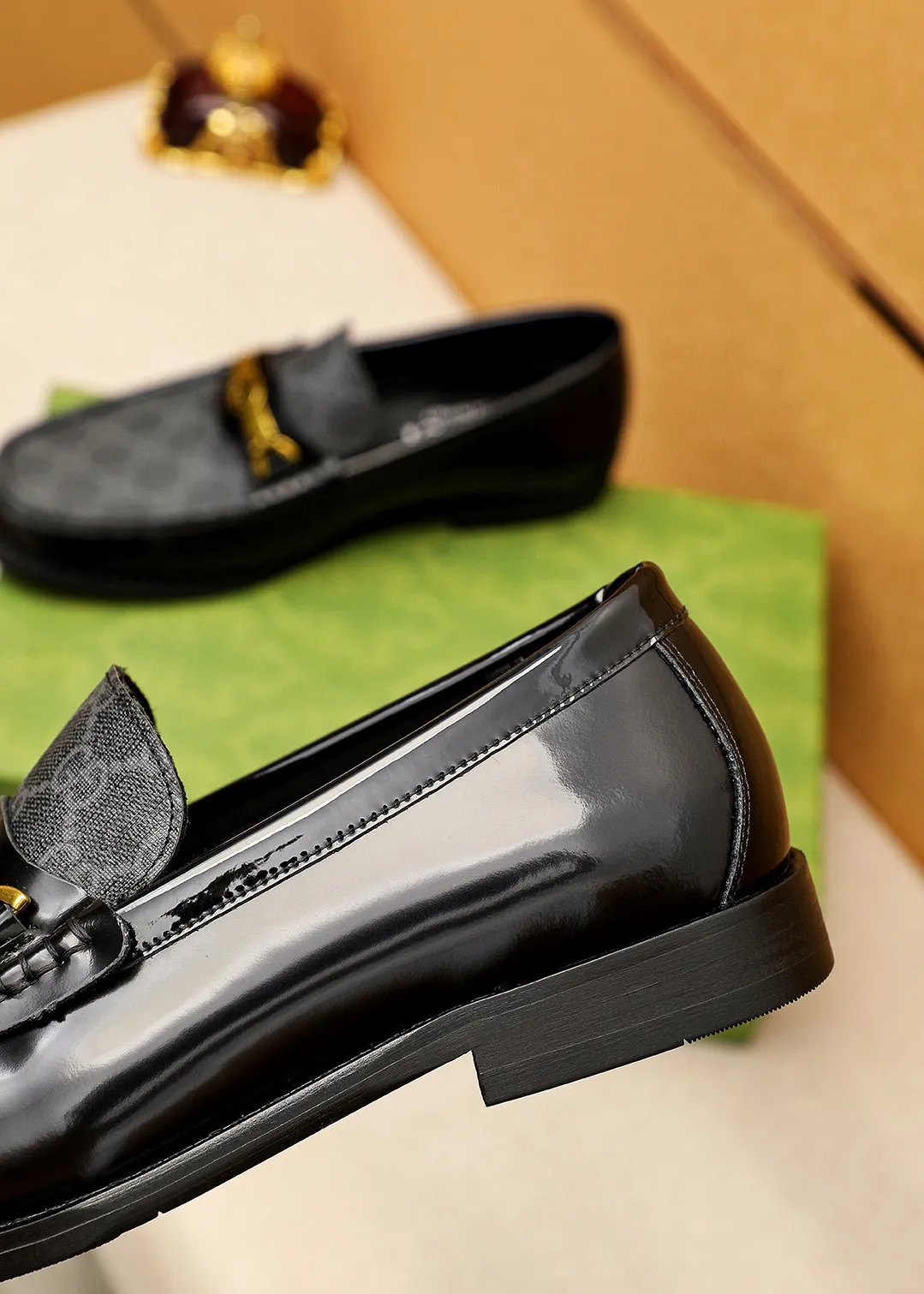 Men's shoes 💰460 💐 Product trademark: GUCCI "Gucci" casual leather shoes Regular size: 38-44 (45🉑️customized) Product materials: Selected imported first-layer open-edge beaded cowhide leather upper + luxury hardware buckle, imported water-dyed cowhide leather lining. Strong three-dimensional visual effect, original combination outsole Color: 4⃣️colors available
